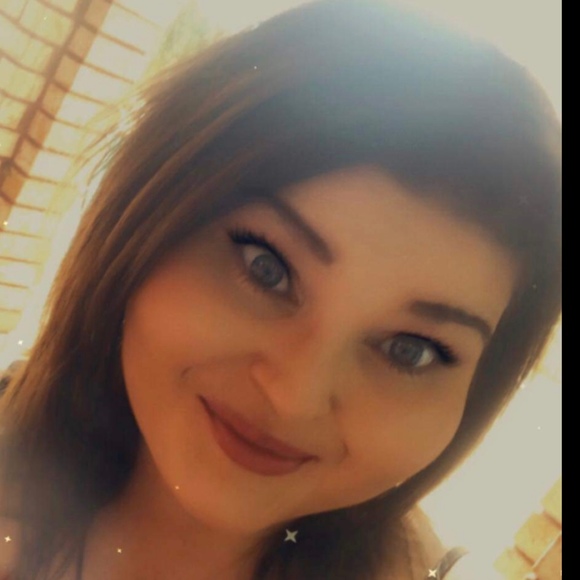 Meet your Posher, Stephanie - Picture 1 of 1